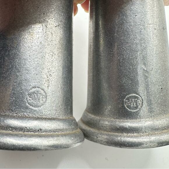 Vintage Wilton Armetale RWP Salt & Pepper Shakers Pewter Plough Tavern - Picture 6 of 6